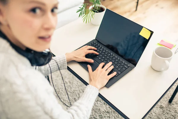 Vrouw Die Laptopcomputer Van Thuiswerken Kantoor Aan Huis Van Een — Stockfoto