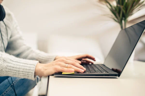 Mujer Trabajando Desde Casa Computadora Portátil Oficina Casa Desde Sofá — Foto de Stock