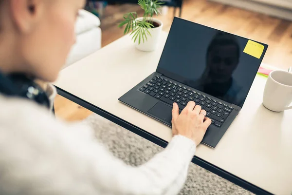 Hordozható Számítógépet Otthon Dolgozik Home Office Egy Meleg Kanapén Látszó — Stock Fotó