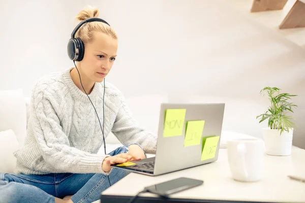 Mujer Joven Relajándose Sofá Escuchando Música Usando Teléfonos Inteligentes Auriculares — Foto de Stock