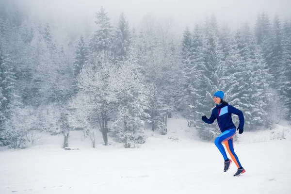 Kobieta Biegania Śniegu Zimie Gór Lasu Sport Fitness Inspiracji Motywacji — Zdjęcie stockowe