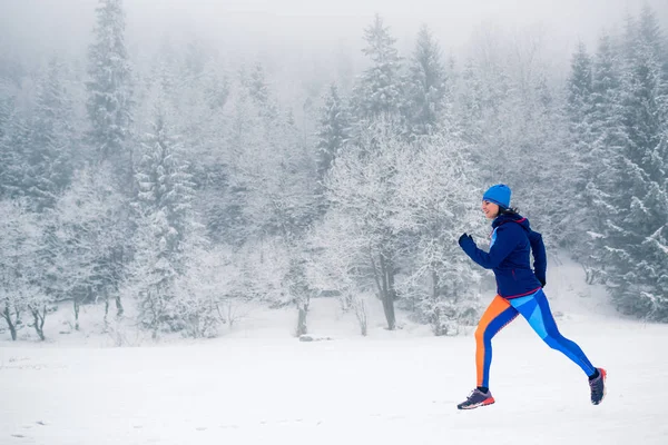 Kobieta Biegania Śniegu Zimie Gór Lasu Sport Fitness Inspiracji Motywacji — Zdjęcie stockowe