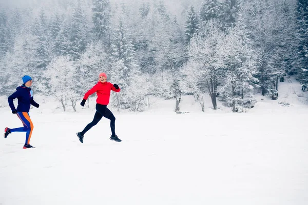 Mädchen Laufen Gemeinsam Auf Schnee Winterlichen Bergen Sport Fitness Inspiration — Stockfoto