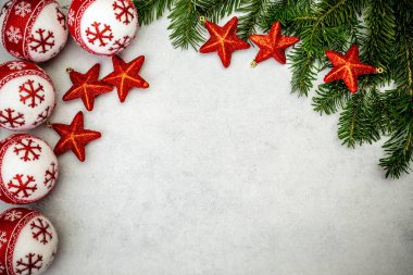 Noel arka plan gri beton masada köknar ağacı, kırmızı yıldız ve Sunni Noel topları ile. Kopya alanı ile üstten görünüm.