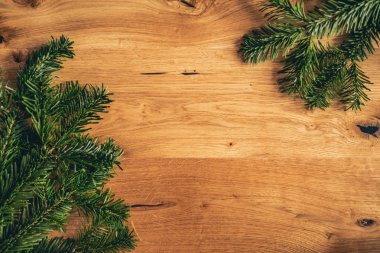 Köknar Ladin ağacı, kahverengi ahşap masa boş çerçeve ile Noel arka plan. Kopya alanı ile üst düz görünüm.