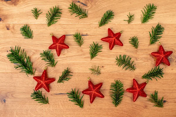 Karácsonyi Fenyő Piros Fényes Csillag Barna Fából Készült Asztal Háttér — Stock Fotó