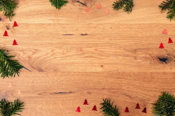 Karácsonyi Fenyő Piros Fényes Fák Barna Fából Készült Asztal Háttér — Stock Fotó
