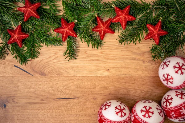 Karácsonyi Fenyő Vörös Csillagok Karácsonyi Golyókat Barna Fából Készült Asztal — Stock Fotó