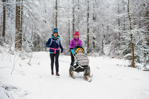 Mãe Com Carrinho Bebê Desfrutando Floresta Inverno Com Amiga Parceira — Fotografia de Stock