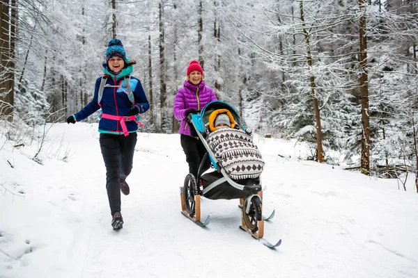 Madre Con Cochecito Bebé Disfrutando Del Bosque Invierno Con Una — Foto de Stock