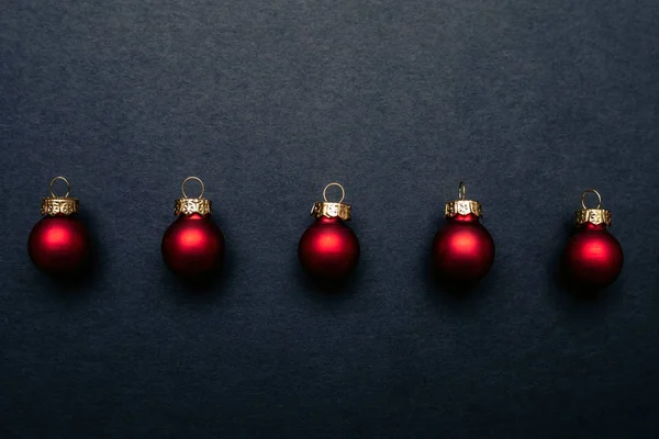 Різдвяні Червоні Блискучі Кульки Пласке Компонування Темному Тлі Вид Зверху Стокове Фото