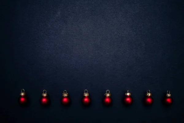 クリスマス暗い背景に赤の光沢のあるボール フラットなレイアウト コピー スペース上のクローズ アップ ビュー ストックフォト
