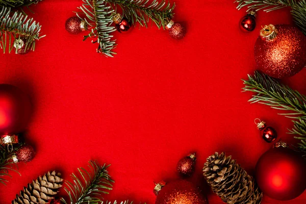 Karácsonyi Piros Háttér Fenyő Piros Karácsonyi Labdák Keret Másol Hely — Stock Fotó