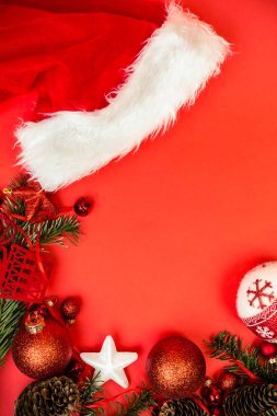 Noel hediyesi ya da mevcut köknar ağacı ve kırmızı Noel topları ile kırmızı tatil arka plan üzerinde. Metin kopyalama yeri olan üstten görünüm