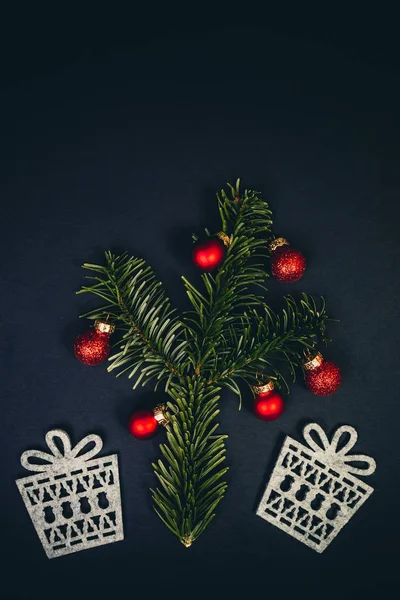 Karácsonyfa Ajándékok Szimbólumok Alatt Fekete Háttér Piros Karácsonyi Bálok Fenyő — Stock Fotó