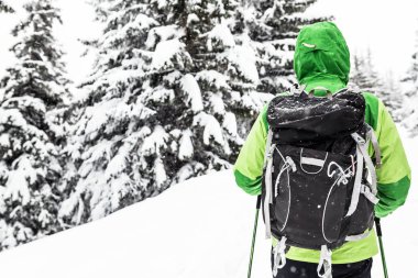 Kış trek beyaz karlı ormandaki. Adam kış ormanda hiking. Seyahat ve açık havada güzel doğada sağlıklı yaşam tarzı.