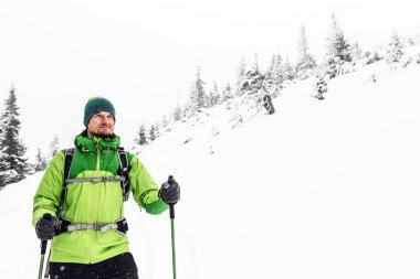 Kış beyaz karlı orman, macera kavramı trekking. Adam kış ormanda hiking. Seyahat ve açık havada güzel doğada sağlıklı yaşam tarzı.