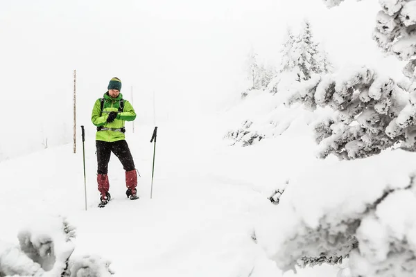 Muž Přišel Zimní Turistické Expedice Bílých Zasněžených Horách Sněhovou Vánici — Stock fotografie