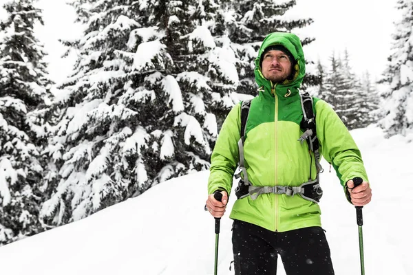 白い雪に覆われた森で冬のトレッキング 冬の森でのハイキングの男 旅行や屋外の美しい自然で健康的なライフ スタイル — ストック写真