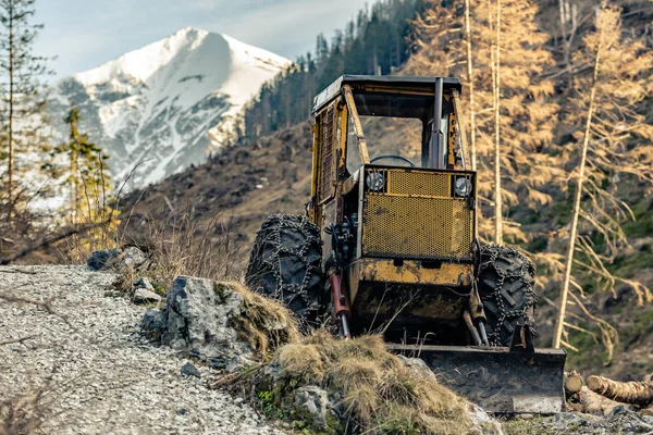 Bulldozer rastet nach der Arbeit im Hochgebirge aus — Stockfoto