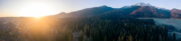 感動的な山の風景パノラマ、タットの美しい日の出 — ストック写真