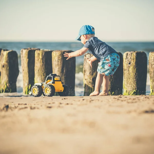 Menino brincando em uma praia ensolarada — Fotografia de Stock