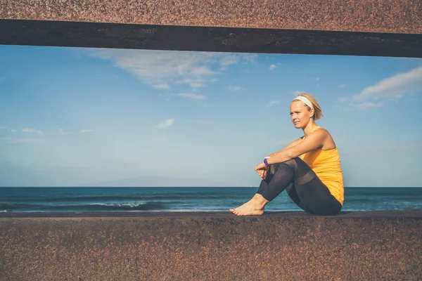 Jóga dívka meditaci a relaxaci v jóga představuje, s výhledem na oceán — Stock fotografie