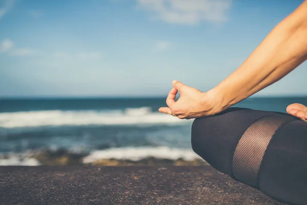 Yoga-kız meditasyon ve yoga poz, okyanus manzarası rahatlatıcı — Stok fotoğraf