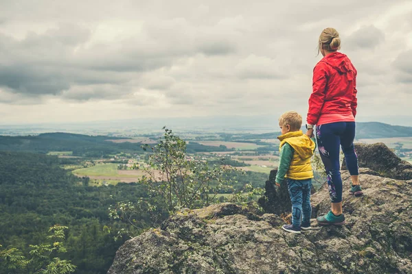 Mãe com menino viajando nas montanhas — Fotografia de Stock