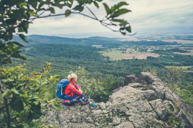 Sırt çantası ile Yürüyüş kadın, görünümüne bakıyor
