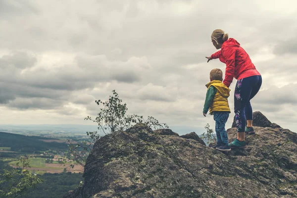 Mãe com menino viajando nas montanhas — Fotografia de Stock