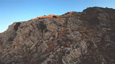 Hızla uçan dron, dağlarda güzel bir günbatımı manzarası. İnsansız hava aracı ya da kuş bakışı. Kahraman 7 siyah 4k ile vuruldu..