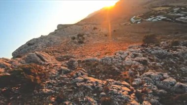 Hızla uçan dron, dağlarda güzel bir günbatımı manzarası. İnsansız hava aracı ya da kuş bakışı. Kahraman 7 siyah 4k ile vuruldu..