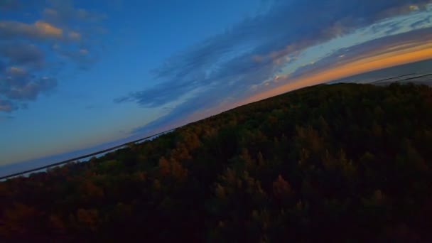 Vista Aérea Puesta Sol Sobre Gran Playa Arena Con Bosque — Vídeo de stock