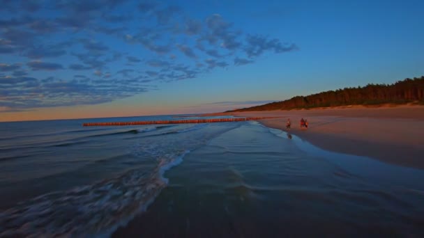 Αργή Κίνηση Αεροφωτογραφία Του Ηλιοβασιλέματος Πάνω Από Αμμώδη Μεγάλη Παραλία — Αρχείο Βίντεο