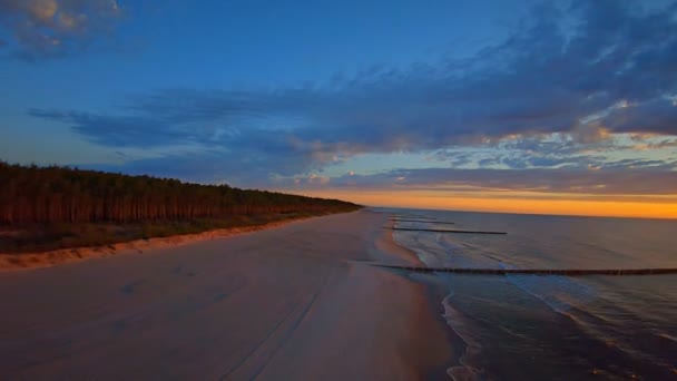 美しい夕日の森と砂浜の大きなビーチの上の日没の空中ビュー ビューのドローンポイントは 砂や水の上を飛んで 鳥の目を表示します ヒーロー7ブラックプロトゥーンで撮影 — ストック動画