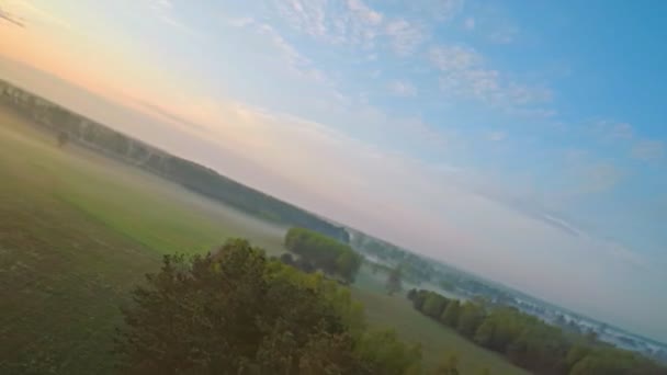 Scivolando Rallentatore Vista Aerea Della Mattina Nebbiosa Campo Fiume Drone — Video Stock