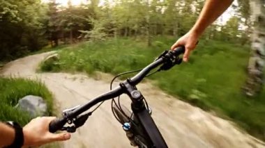 Yavaş Hareket yeşil ormanda bisiklet sürmek, dağ bisikleti ilk kişisel bakış açısı Pov. Ağaçlar arasında yaz gezisi. Gimbal, Gopro Hero5 siyah 120fps ile sabitlendi..