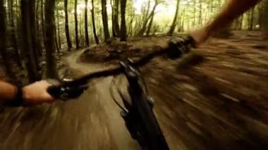 Dağ bisikleti yeşil ormanda tek parça uzun yolda gidiyor. Orman aşırı hız döngüsü, birinci şahıs bakış açısı Pov. Gimbal dengeli video Gopro Kahraman 4.