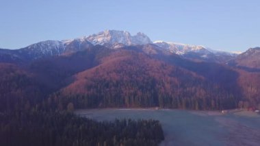 Çok Yavaş Uçan İnsansız Hava Aracı 'ndan ilham veren Dağlar Manzarası. Mavi gökyüzünde dağ sırtı olan güzel bir gün doğumu.