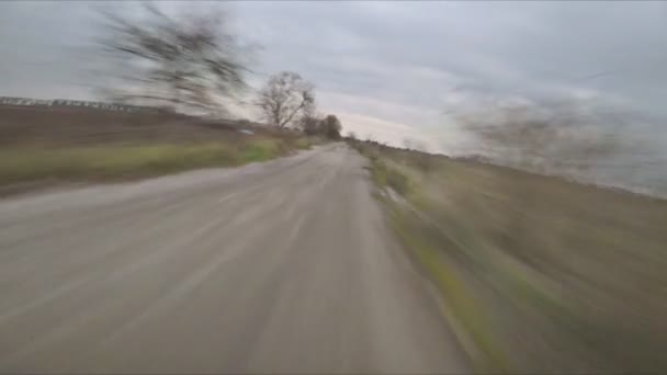 Volando Bajo Rápido Sobre Pista Doble Carretera Campo Perspectiva Dron — Vídeo de stock