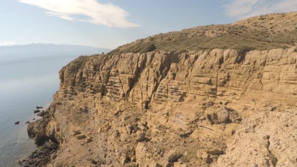 Άντρας Κάνει Ποδήλατο Βουνού Enduro Βραχώδες Μονοπάτι Στην Παραλία Της — Αρχείο Βίντεο