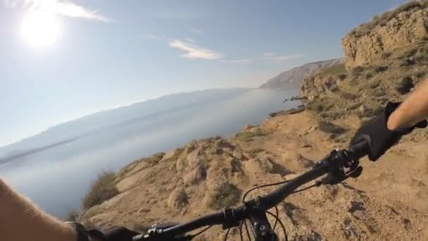 Άνθρωπος Ιππασία Enduro Ποδήλατο Βουνού Βραχώδη Μονοπάτι Άποψη Από Πρώτο — Αρχείο Βίντεο