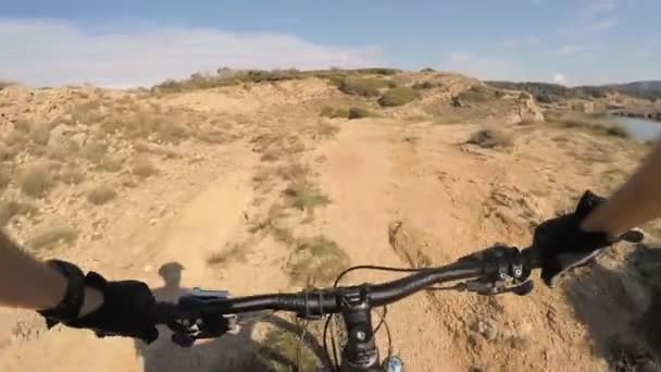 Man Rijden Enduro Mountainbike Rotsachtige Parcours Aan Kust Kroatië Uitzicht — Stockvideo