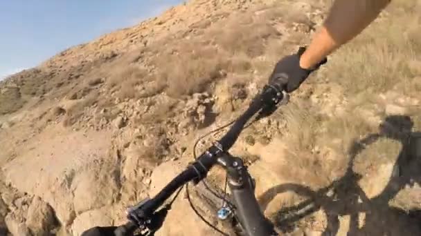 Uomo Cavallo Enduro Mountain Bike Sentiero Roccioso Mare Croazia Vista — Video Stock