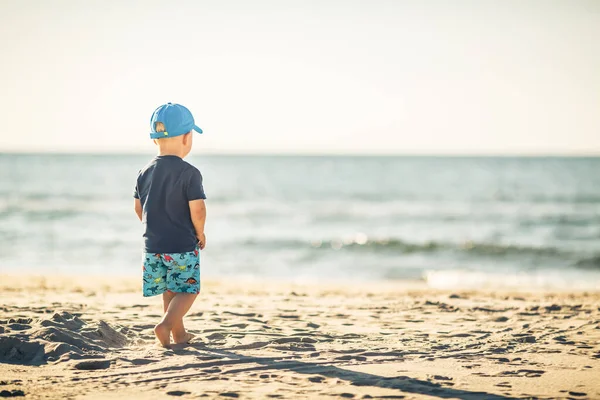 Leksakspojken Går Solig Strand Ett Litet Barn Som Går Sand Stockbild