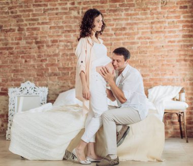 Güzel hamile kadın ve kocası olduğunu kendi yatak odasında