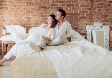 Güzel hamile kadın ve kocası olduğunu kendi yatak odasında