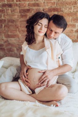 Güzel hamile kadın ve kocası olduğunu kendi yatak odasında