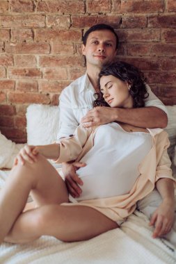 Güzel hamile kadın ve kocası olduğunu kendi yatak odasında